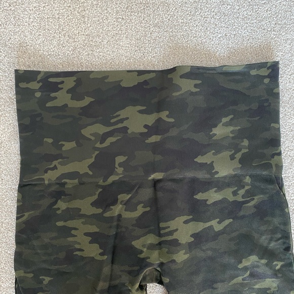 Spanx Look at Me Now Seamless Legging • EUC Camo • Sz XL - Picture 4 of 5
